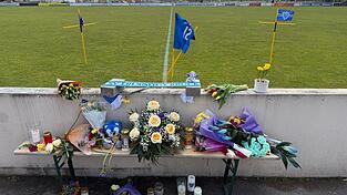 In Erlangen ist ein Fußballtor auf einen Jungen gestürzt. In Erlangen ist ein Fußballtor auf einen Jungen gestürzt.