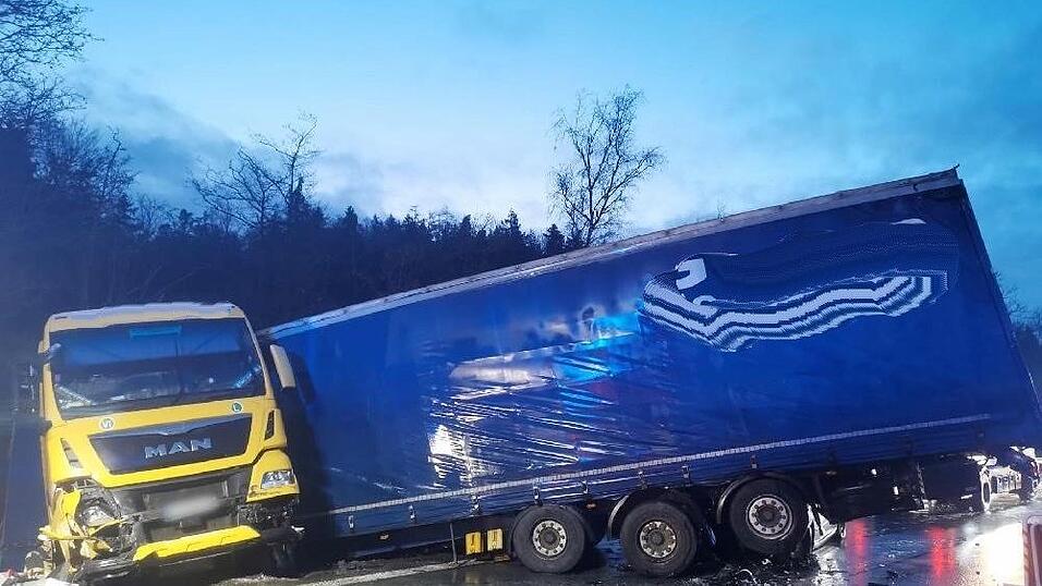 Bei Passau ist es am Samstagmorgen zu einem Unfall auf der A3 gekommen. Bei Passau ist es am Samstagmorgen zu einem Unfall auf der A3 gekommen.