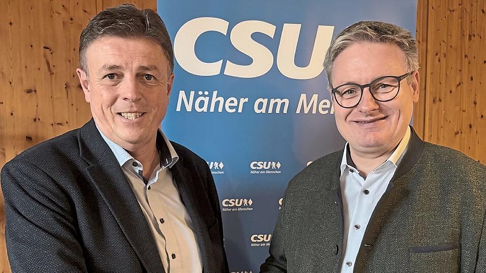 MdL und Kreisvorsitzender Josef Zellmeier gratuliert Ewald Seifert (links) zum Empfehlungsbeschluss als Landratskandidat.