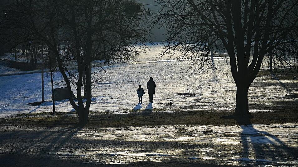 Noch ist der Winter nicht vorbei. In Teilen Bayerns k&ouml;nnte es wieder leicht schneien. (Archivbild)