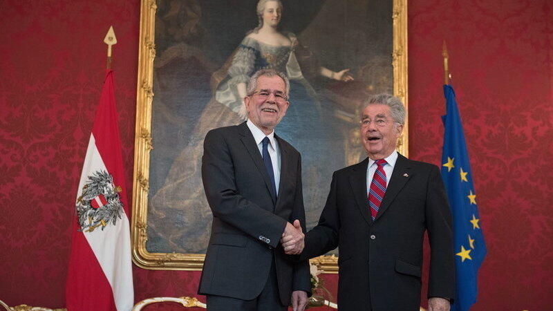 Der amtierende &ouml;sterreichische Bundespr&auml;sident Heinz Fischer (r) hei&szlig;t den zuk&uuml;nftigen, gerade gew&auml;hlten Bundespr&auml;sidenten Alexander Van der Bellen (l) w&auml;hrend eines Treffens in der Hofburg in Wien am 24. Mai 2016 Willkommen.