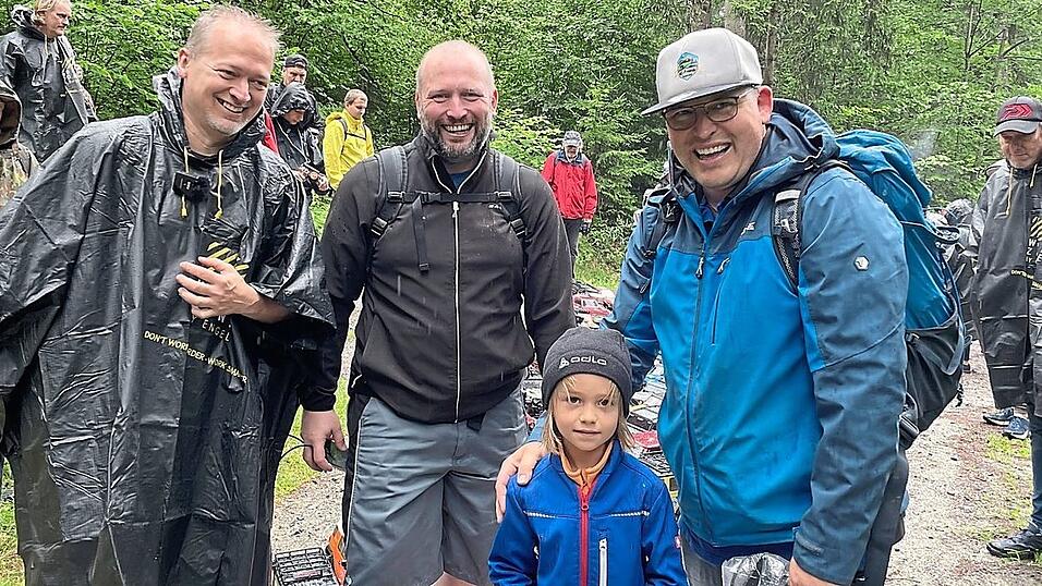 Mirco Panek und Andreas Janich kennt man in ganz Deutschland und einem Teil Europas schon von ihrem YouTube Kanal RC Freunde Bayerwald. Robert Janich filmt sie stets. Vorne ein junger fan: Valentino. Mirco Panek und Andreas Janich kennt man in ganz Deutschland und einem Teil Europas schon von ihrem YouTube Kanal RC Freunde Bayerwald. Robert Janich filmt sie stets. Vorne ein junger fan: Valentino.