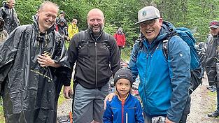 Mirco Panek und Andreas Janich kennt man in ganz Deutschland und einem Teil Europas schon von ihrem YouTube Kanal RC Freunde Bayerwald. Robert Janich filmt sie stets. Vorne ein junger fan: Valentino. Mirco Panek und Andreas Janich kennt man in ganz Deutschland und einem Teil Europas schon von ihrem YouTube Kanal RC Freunde Bayerwald. Robert Janich filmt sie stets. Vorne ein junger fan: Valentino.