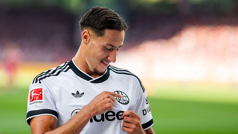 Drei Tore zum Saisonauftakt: Younes Ebnoutalib ist der Eintracht-Mann des Spiels. Drei Tore zum Saisonauftakt: Younes Ebnoutalib ist der Eintracht-Mann des Spiels.