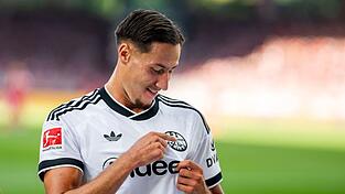 Drei Tore zum Saisonauftakt: Younes Ebnoutalib ist der Eintracht-Mann des Spiels. Drei Tore zum Saisonauftakt: Younes Ebnoutalib ist der Eintracht-Mann des Spiels.