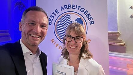 Gesch&auml;ftsf&uuml;hrer Thomas Bl&ouml;chl und Finanzchefin Eva Heuer freuen sich &uuml;ber die Auszeichnung.