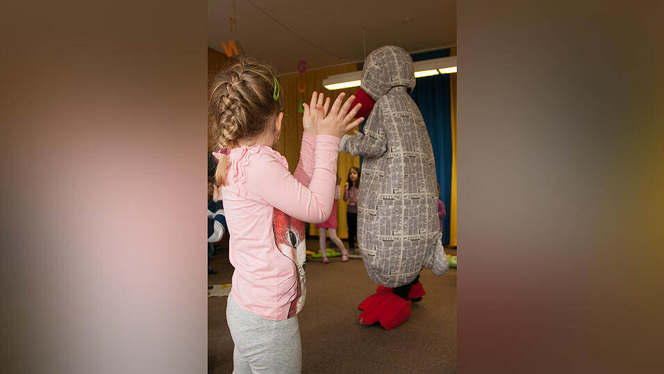 20 Kindergartenkinder des Städtischen Kindergartens in Sossau testen Anfang Januar für drei Wochen ein besonderes Projekt der Mediengruppe Straubinger Tagblatt//Landshuter Zeitung. Nach dem Zeitungsprojekt in Schulen starten die Redakteure der Jugend- und Schulredaktion das Pilotprojekt 'Zeitung im Kindergarten'. Besonderes Highlight: Zeitungsmaskottchen Paula Print. 20 Kindergartenkinder des Städtischen Kindergartens in Sossau testen Anfang Januar für drei Wochen ein besonderes Projekt der Mediengruppe Straubinger Tagblatt//Landshuter Zeitung. Nach dem Zeitungsprojekt in Schulen starten die Redakteure der Jugend- und Schulredaktion das Pilotprojekt 'Zeitung im Kindergarten'. Besonderes Highlight: Zeitungsmaskottchen Paula Print.