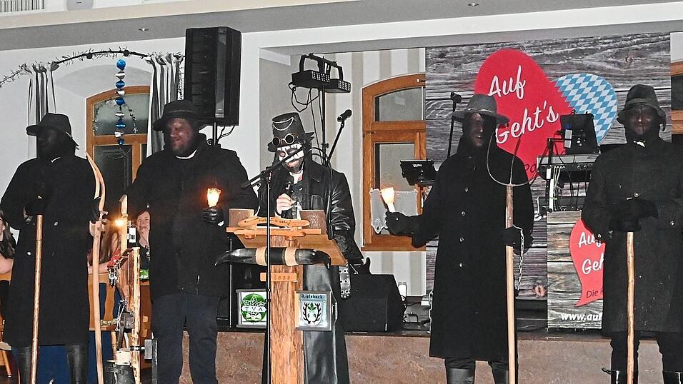 Der Haberermeister und seine grauslichen Gesellen wussten beim Ball allerhand zu berichten &uuml;ber die Geschehnisse im Ort.