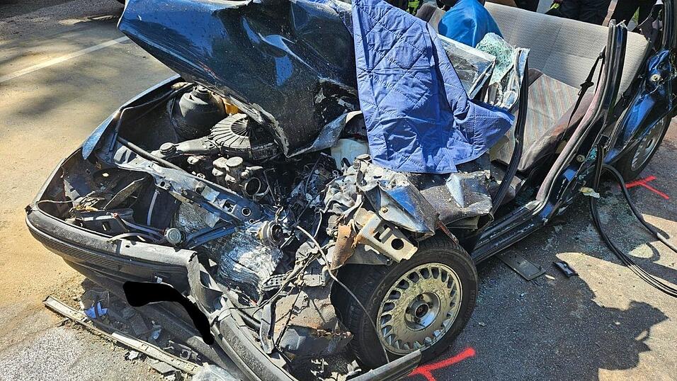 Das Auto, ein Opel Kadett, wurde völlig zerstört.