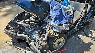 Das Auto, ein Opel Kadett, wurde völlig zerstört.