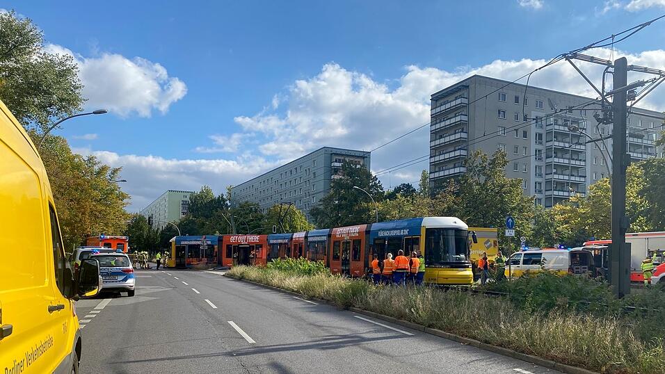 Nahe dem Alexanderplatz werden Menschen bei einem schweren Unfall verletzt. Nahe dem Alexanderplatz werden Menschen bei einem schweren Unfall verletzt.