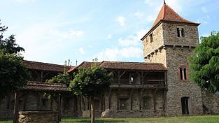Seit der Erbauung hat sich das Gesicht der Burg Falkenfels mehrfach verändert, nicht zuletzt durch Brände. Auch vor 100 Jahren richtete ein Feuer in der mittlerweile als Schloss bezeichneten Anlage schwere Schäden an. Seit der Erbauung hat sich das Gesicht der Burg Falkenfels mehrfach verändert, nicht zuletzt durch Brände. Auch vor 100 Jahren richtete ein Feuer in der mittlerweile als Schloss bezeichneten Anlage schwere Schäden an.