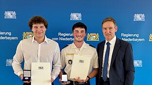 Jonas Kubitza (von links) und Daniel G&uuml;nzkofer gemeinsam mit Regierungspr&auml;sident Rainer Haselbeck