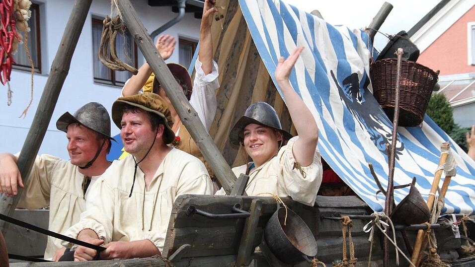 Die schönsten Augenblicke des historischen Drachenstich-Festzuges 2016. Die schönsten Augenblicke des historischen Drachenstich-Festzuges 2016.