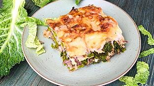Die Wirsing Lasagne kann mit Kochschinken, vegetarisch oder sogar vegan zubereitet werden.