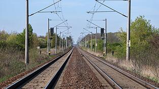 Der EVG-Vorsitzende fordert Paketlösungen bei der Streckenzuteilung, mit denen der Bahn-Konkurrent Italo verpflichtet wird, auch Zuglinien in der Provinz zu bedienen. (Symbolbild) Der EVG-Vorsitzende fordert Paketlösungen bei der Streckenzuteilung, mit denen der Bahn-Konkurrent Italo verpflichtet wird, auch Zuglinien in der Provinz zu bedienen. (Symbolbild)