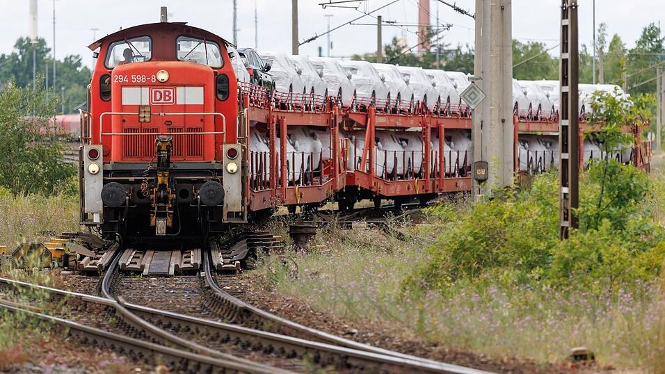 Beim G&uuml;terverkehr auf der Schiene herrscht gro&szlig;er Konkurrenzkampf. Bei DB Cargo werden Tausende Stellen wegfallen. (Archivbild)
