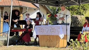 Den von Pfarrer Kilian Limbrunner zelebrierten Gottesdienst gestaltete der Dreigesang musikalisch. Den von Pfarrer Kilian Limbrunner zelebrierten Gottesdienst gestaltete der Dreigesang musikalisch.