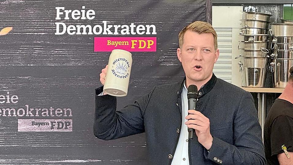 Mit wenigen Schl&auml;gen zapft Henning H&ouml;ne von der FDP das Bierfass an und teilt dann vor allem gegen Bundeskanzler Friedrich Merz aus.