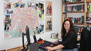 Tonya Rotfuchs an ihrem „Tatort“, wo sie ihren Krimi geschrieben hat. An der Wand der Münchner Stadtplan mit den Fotos ihrer Protagonisten. Tonya Rotfuchs an ihrem „Tatort“, wo sie ihren Krimi geschrieben hat. An der Wand der Münchner Stadtplan mit den Fotos ihrer Protagonisten.