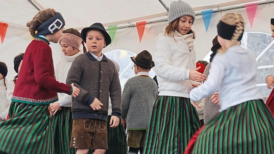Beim Josefimarkt am Sonntag, 30. März, zeigen um 12.30 Uhr die Nachwuchstänzer des Volkstanzkreises Wiesent auf der Bühne am Dorfplatz ihr Können. Beim Josefimarkt am Sonntag, 30. März, zeigen um 12.30 Uhr die Nachwuchstänzer des Volkstanzkreises Wiesent auf der Bühne am Dorfplatz ihr Können.