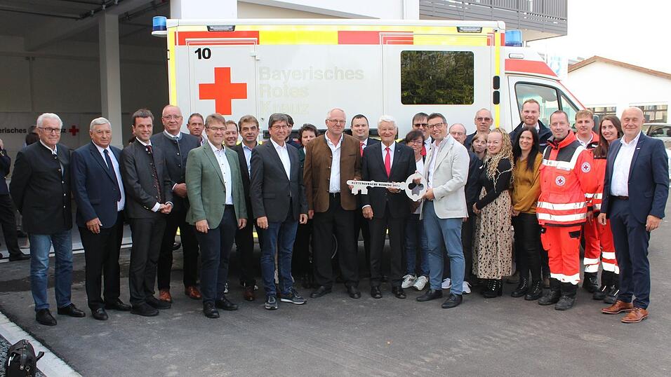 Sie freuen sich über die neue Rettungswache des Bayerischen Roten Kreuzes in Weiding. Sie freuen sich über die neue Rettungswache des Bayerischen Roten Kreuzes in Weiding.