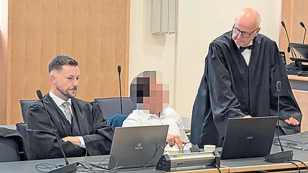 Verteidiger Michael Haizmann (r.) mit seinem Mandanten und seinem Kollegen Philipp Roth.