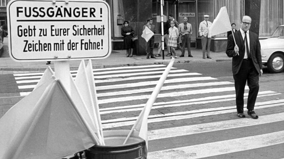 Als die Bundesrepublik 1953 den Fußgängerüberweg in die Straßenverkehrsordnung aufnahm, hieß der Zebrastreifen im Amtsdeutschen «Dickstrichkette». (Archivbild) Als die Bundesrepublik 1953 den Fußgängerüberweg in die Straßenverkehrsordnung aufnahm, hieß der Zebrastreifen im Amtsdeutschen «Dickstrichkette». (Archivbild)