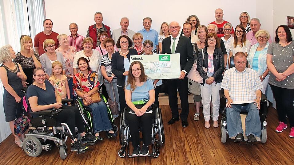 Die Vertreter der Selbsthilfegruppen mit Direktor Richard Deml und Bürgermeisterin Gertrud Maltz-Schwarzfischer (mi.) und Kundenbetreuer Ottmar Graf (r.). Die Vertreter der Selbsthilfegruppen mit Direktor Richard Deml und Bürgermeisterin Gertrud Maltz-Schwarzfischer (mi.) und Kundenbetreuer Ottmar Graf (r.).