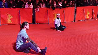 Eine Frau und ein Mann haben sich bei der Eröffnung der Berlinale auf dem roten Teppich festgeklebt.