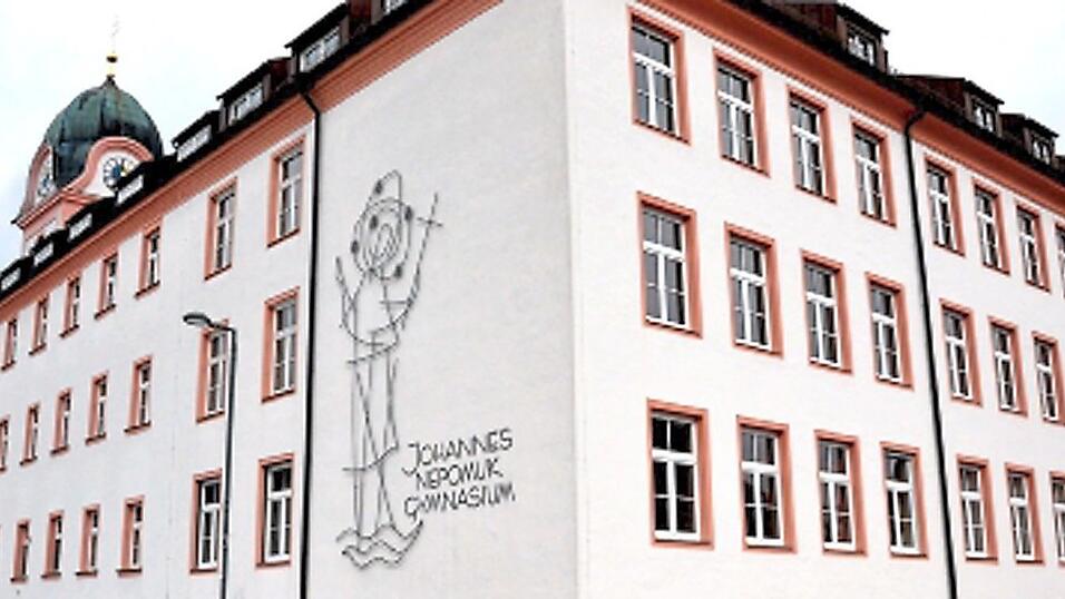 Das Rohrer Johannes Nepomuk Gymnasium geht ab dem Schuljahr 2025/26 schrittweise in eine staatliche Trägerschaft über. Das Rohrer Johannes Nepomuk Gymnasium geht ab dem Schuljahr 2025/26 schrittweise in eine staatliche Trägerschaft über.