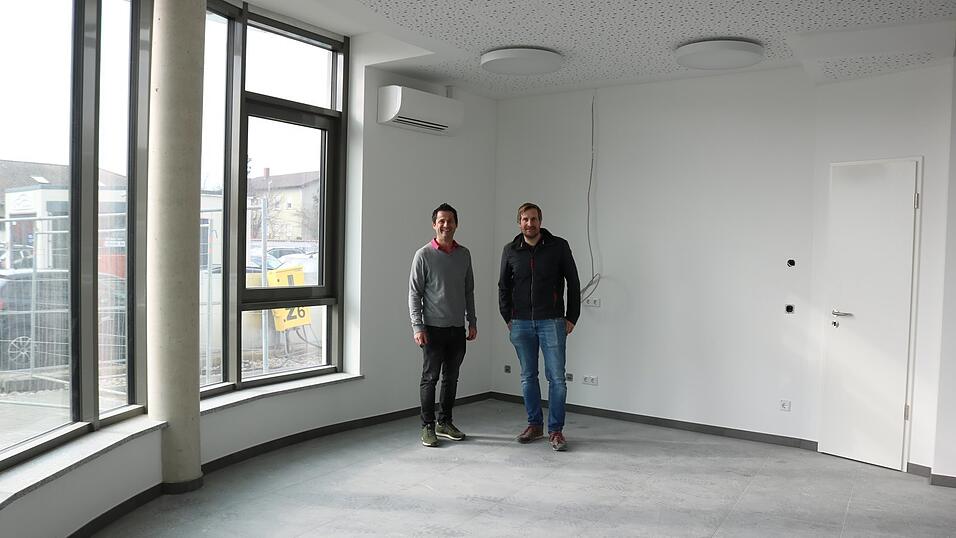 Die geschwungene Au&szlig;enfassade wird sich auch im Inneren widerspiegeln. Apotheker Alexander P&ouml;schl (links) ist voller Vorfreude auf seine dritte Apotheke. Daniel Marchl ist der Mann hinter dem Sanit&auml;tshaus, das die Stadellohe aufwertet.