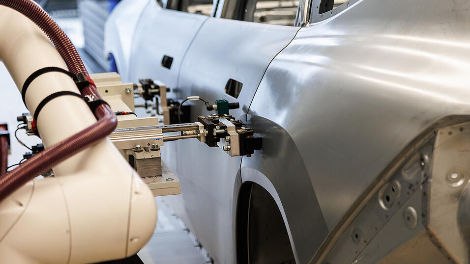 Im Karosseriebau nehmen die Fahrzeuge Form an. Im Karosseriebau nehmen die Fahrzeuge Form an.