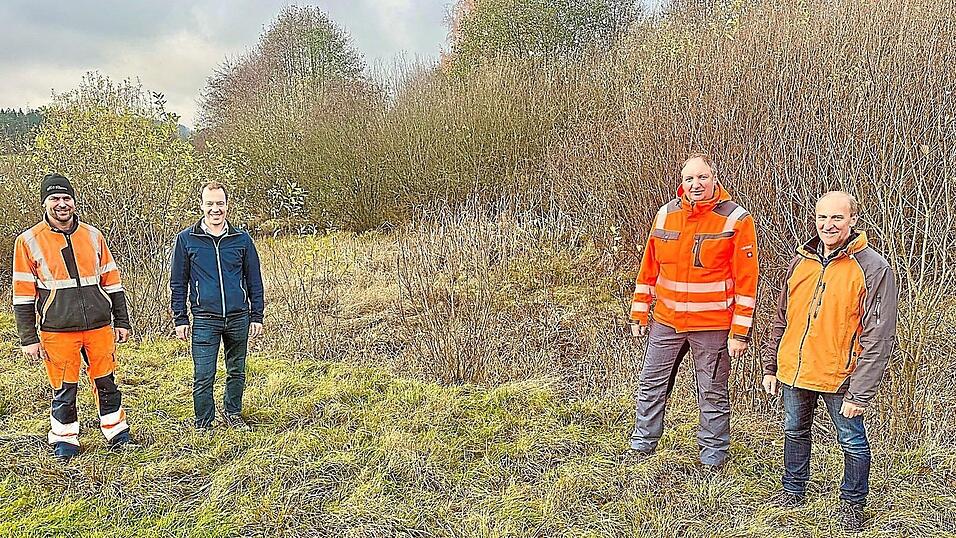 Informierten am Dienstagnachmittag über die anstehenden Pflegemaßnahmen: Helmut Holzer vom Wasserwirtschaftsamt, Furths Bauhof-Leiter Christoph Haimerl, Eschlkams Bürgermeister Florian Adam und Christian Pongratz, Leiter des Bauhofs in Eschlkam (von rechts).