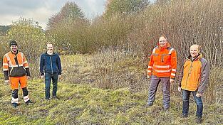 Informierten am Dienstagnachmittag über die anstehenden Pflegemaßnahmen: Helmut Holzer vom Wasserwirtschaftsamt, Furths Bauhof-Leiter Christoph Haimerl, Eschlkams Bürgermeister Florian Adam und Christian Pongratz, Leiter des Bauhofs in Eschlkam (von rechts). Informierten am Dienstagnachmittag über die anstehenden Pflegemaßnahmen: Helmut Holzer vom Wasserwirtschaftsamt, Furths Bauhof-Leiter Christoph Haimerl, Eschlkams Bürgermeister Florian Adam und Christian Pongratz, Leiter des Bauhofs in Eschlkam (von rechts).