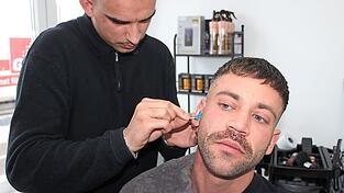 Nichts für Zimperliche: Barber kümmern sich nicht nur um das Barthaar, sondern auch um das, was aus Ohren und Nase sprießt - mit flüssigem Wachs. Nichts für Zimperliche: Barber kümmern sich nicht nur um das Barthaar, sondern auch um das, was aus Ohren und Nase sprießt - mit flüssigem Wachs.