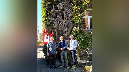 Pater Peter Renju, Fritz Maier und Petra Adam (von links) vor dem bereits verwitterten Christophorus an der Fassade des Geistlichen Zentrums. Das Werk entstand bei einem früheren Gemeinschaftsprojekt. Pater Peter Renju, Fritz Maier und Petra Adam (von links) vor dem bereits verwitterten Christophorus an der Fassade des Geistlichen Zentrums. Das Werk entstand bei einem früheren Gemeinschaftsprojekt.