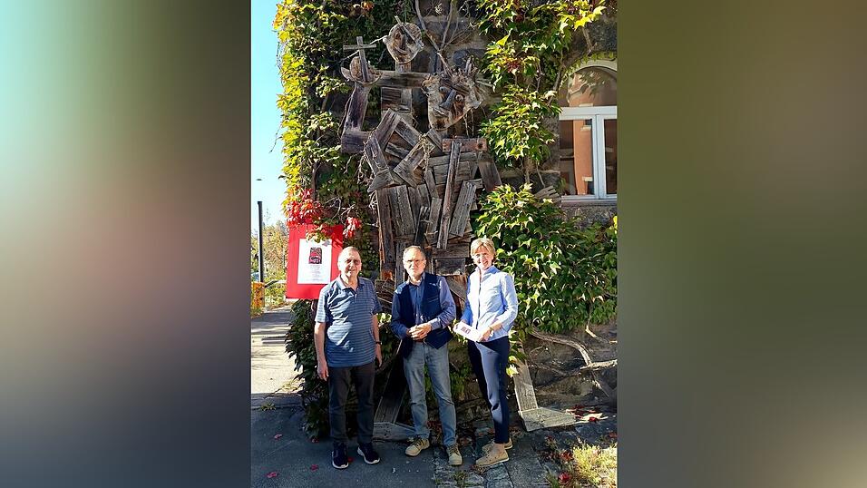 Pater Peter Renju, Fritz Maier und Petra Adam (von links) vor dem bereits verwitterten Christophorus an der Fassade des Geistlichen Zentrums. Das Werk entstand bei einem früheren Gemeinschaftsprojekt. Pater Peter Renju, Fritz Maier und Petra Adam (von links) vor dem bereits verwitterten Christophorus an der Fassade des Geistlichen Zentrums. Das Werk entstand bei einem früheren Gemeinschaftsprojekt.
