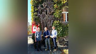 Pater Peter Renju, Fritz Maier und Petra Adam (von links) vor dem bereits verwitterten Christophorus an der Fassade des Geistlichen Zentrums. Das Werk entstand bei einem früheren Gemeinschaftsprojekt. Pater Peter Renju, Fritz Maier und Petra Adam (von links) vor dem bereits verwitterten Christophorus an der Fassade des Geistlichen Zentrums. Das Werk entstand bei einem früheren Gemeinschaftsprojekt.