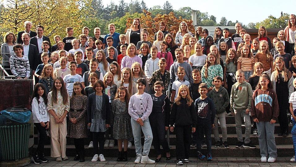 Endlich: In der M&auml;dchenrealschule Maria Ward d&uuml;rfen ab diesem Schuljahr auch Buben die Schulbank dr&uuml;cken. Mit ihnen freuten sich (hinten, l.) Dr. Heinz-G&uuml;nter K&uuml;hl (Vorsitzender der Stiftung), Oberb&uuml;rgermeister Christian Moser und die Schulleitung Christian Grantner und Evi Huber.