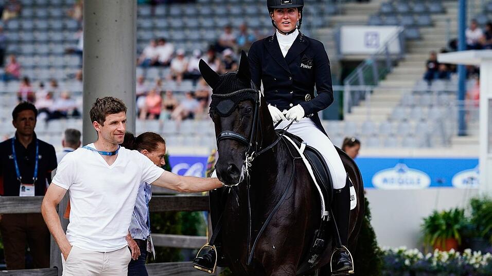 Lisa M&uuml;ller ist viel als Dressurreiterin unterwegs. (Archivbild)