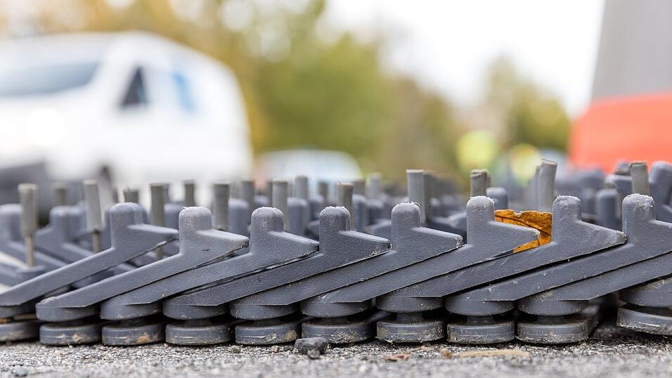 Mit einem Nagelgurt wurde ein mutmaßlicher Täter in einem gestohlenen Wohnmobil in Polen gestoppt. (Symbolbild) Mit einem Nagelgurt wurde ein mutmaßlicher Täter in einem gestohlenen Wohnmobil in Polen gestoppt. (Symbolbild)
