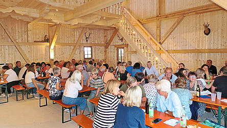 Das heimelige Ambiente des neuen Stadels beeindruckte die Besucher.