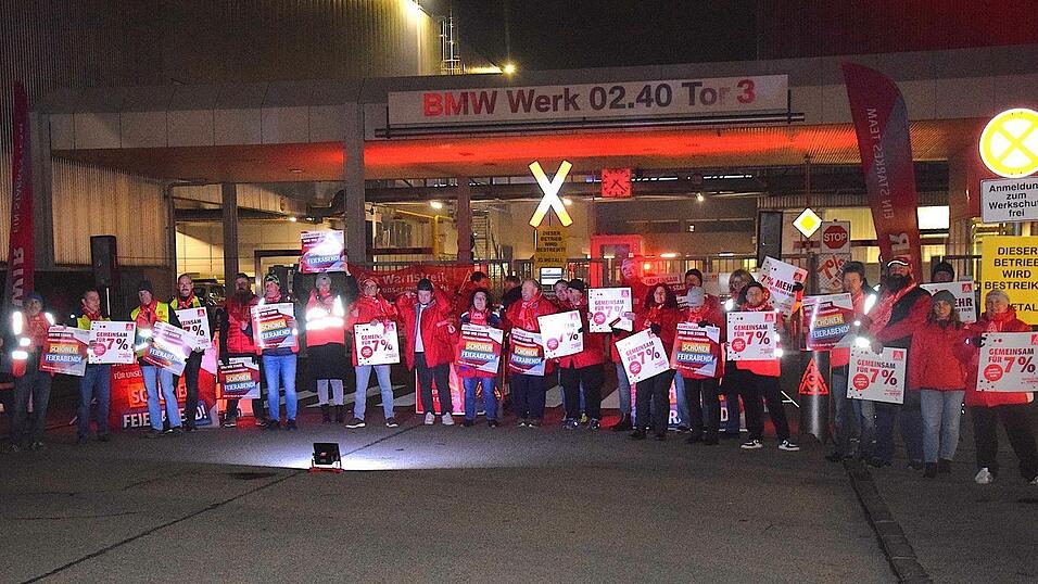 Schon in der Vergangenheit hatte die IG Metall zu Protesten vor dem BMW-Werk Dingolfing aufgerufen - etwa im November 2024. Schon in der Vergangenheit hatte die IG Metall zu Protesten vor dem BMW-Werk Dingolfing aufgerufen - etwa im November 2024.
