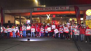 Schon in der Vergangenheit hatte die IG Metall zu Protesten vor dem BMW-Werk Dingolfing aufgerufen - etwa im November 2024.&nbsp;