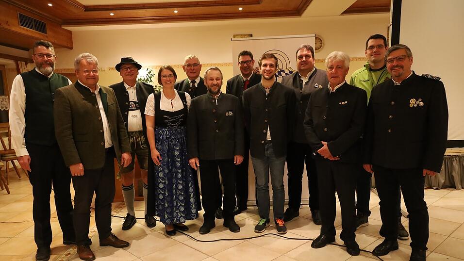 Das neu gew&auml;hlte Gausch&uuml;tzenmeisteramt des Gaues Erding (v. l.): Gausch&uuml;tzenmeister Klaus Waldherr, B&uuml;rgermeister Lorenz Angermaier, zweiter Gausch&uuml;tzenmeister Erich Bottesch, Gauschriftf&uuml;hrerin Cornelia Heidler, Bezirkssch&uuml;tzenmeister Alfred Reiner, dritter Gausportleiter Hans Stanner, Landrat Martin Bayerstorfer, Gausportleiter Stefan Heidler, Gauschatzmeister Fritz Krieg, zweiter Gauschatzmeister Albert Sagerer, zweiter Gaujugendleiter Florian Beck und dritter Gausch&uuml;tzenmeister Manfred Dollmann.