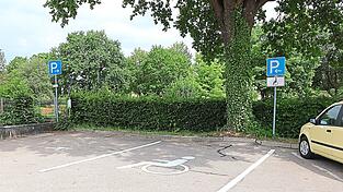 Das rechte Zusatzzeichen als Hinweis auf den Behindertenparkplatz am Friedhof wurde bereits wieder ersetzt, das zweite linkerhand fehlt nach dem Diebstahl noch.