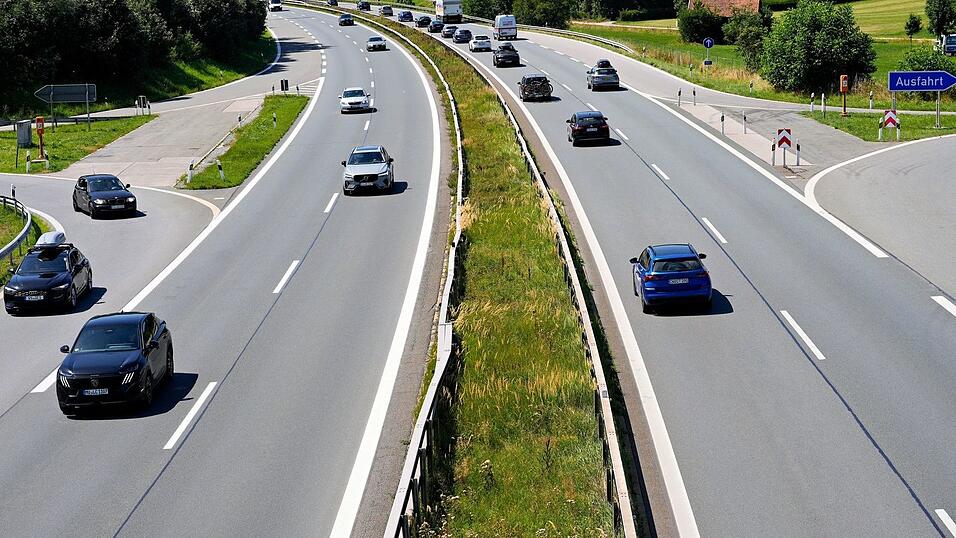 Der betroffene Abschnitt der A8 ist nur vierspurig und meist ohne Seitenstreifen. Der betroffene Abschnitt der A8 ist nur vierspurig und meist ohne Seitenstreifen.