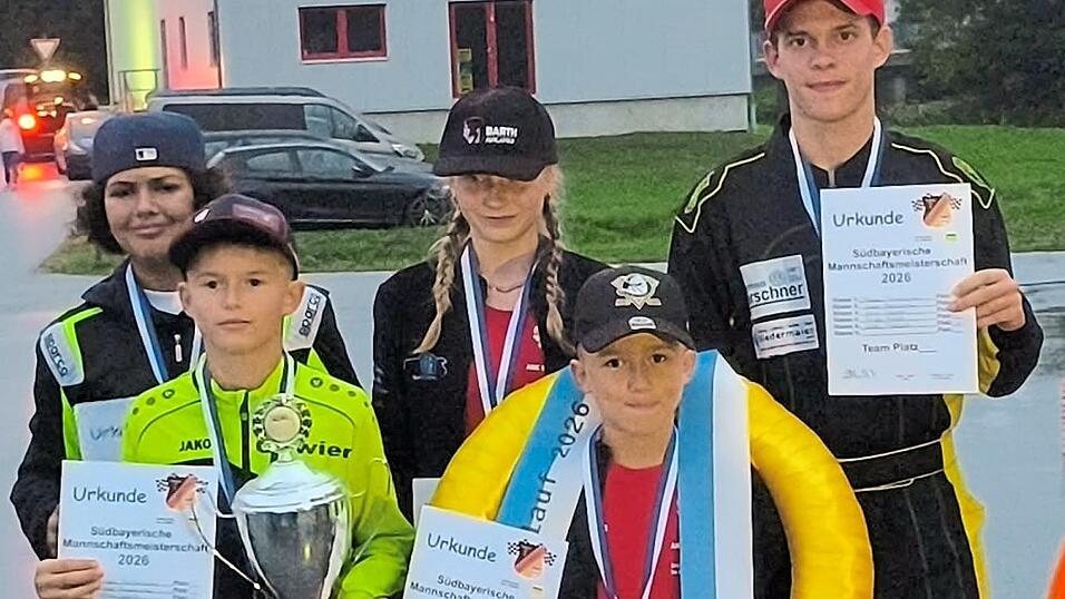 Die erfolgreichen AMC-Fahrer Aryan Katiela, Oli Boronowski, Anna Sander, Fabian Boronowski und Mil&aacute;n Paluska (v.l.).