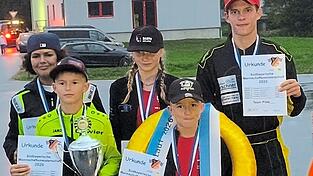 Die erfolgreichen AMC-Fahrer Aryan Katiela, Oli Boronowski, Anna Sander, Fabian Boronowski und Milán Paluska (v.l.). Die erfolgreichen AMC-Fahrer Aryan Katiela, Oli Boronowski, Anna Sander, Fabian Boronowski und Milán Paluska (v.l.).